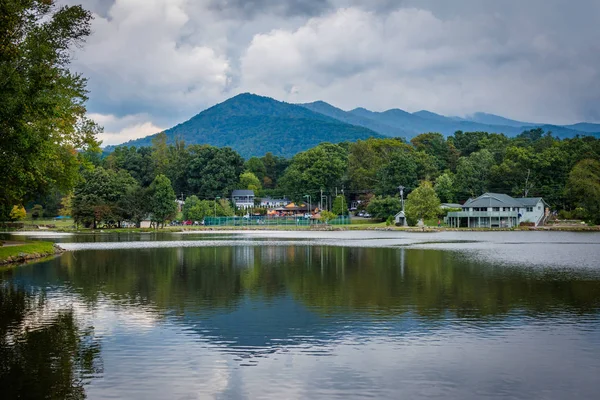 Lago Tomahawk, em Black Mountain, Carolina do Norte . — Fotografia de Stock