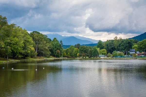 Lake Tomahawk, in Black Mountain, North Carolina. — Stock Photo, Image