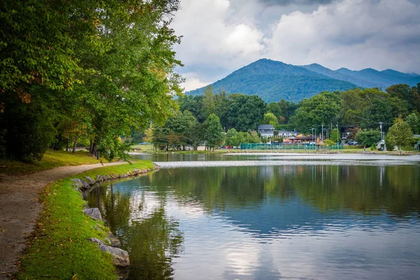 Lake Tomahawk, in Black Mountain, North Carolina. — Stock Photo, Image