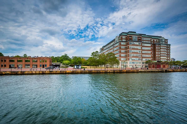 Edifícios ao longo da orla do rio Charles em Charlestown, Bos — Fotografia de Stock