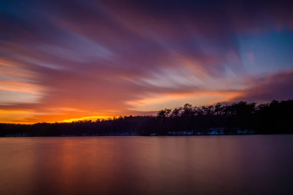 Lång exponering av prettyboy reservoar vid solnedgången i baltimore cou — Stockfoto