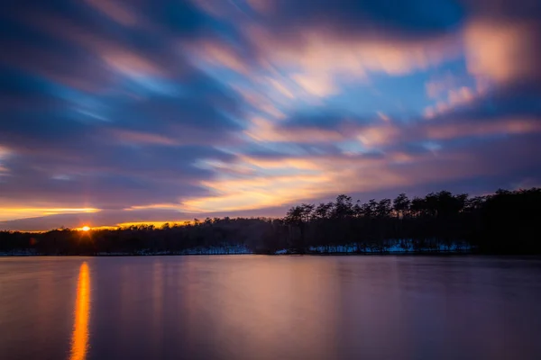 Langzeitbelichtung des Prettyboy Reservoirs bei Sonnenuntergang, in Baltimore Cou — Stockfoto