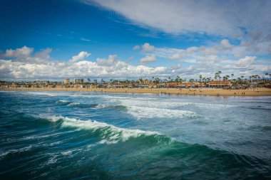 Newport Beac Beach'te görünümünü ve Pasifik okyanus dalgaları