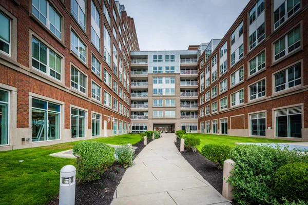 Pasarela y edificio de apartamentos, en Charlestown, Boston, Massachu — Foto de Stock