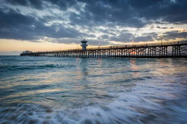 Pasifik Okyanusu ve günbatımı, iskelede Seal Beach dalgalarda