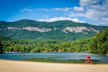 Lake Lure, Lake Lure, Kuzey Carolina'da kumsalda.