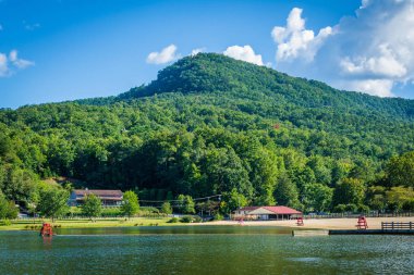 Lake Lure ve dağlar Lake Lure, Kuzey Karolina.