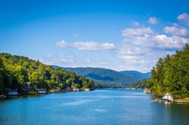 Lake Lure ve uzak dağ aralıkları, Lake Lure, ne de