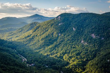 Dağları Baca Rock State Park, Kuzey Carolina'nın görünümü.