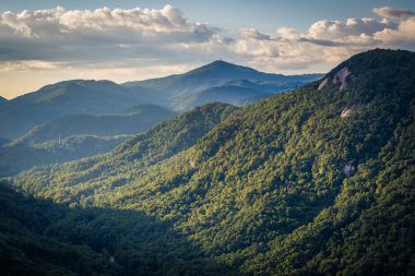 Dağları Baca Rock State Park, Kuzey Carolina'nın görünümü.