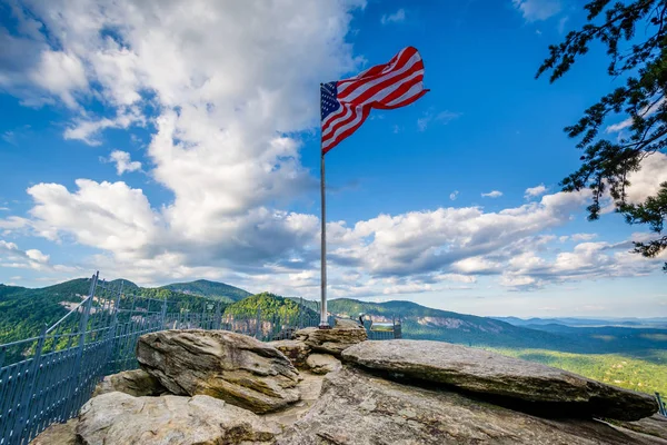 Amerikaanse vlag op Chimney Rock, bij Chimney Rock State Park, Noord — Stockfoto