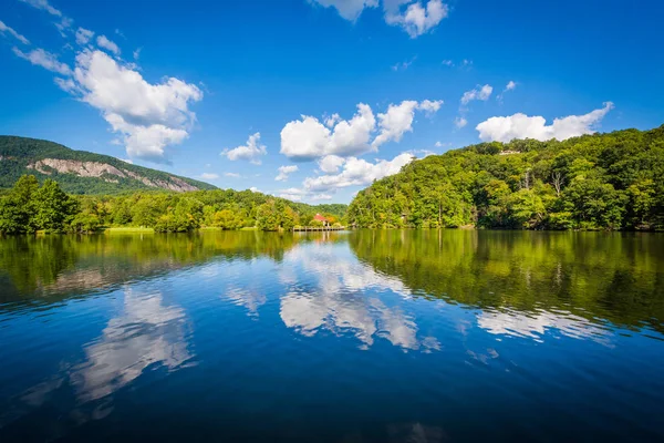 Szép felhők felett Lake Lure, Lake Lure, Észak-Karolina. — Stock Fotó