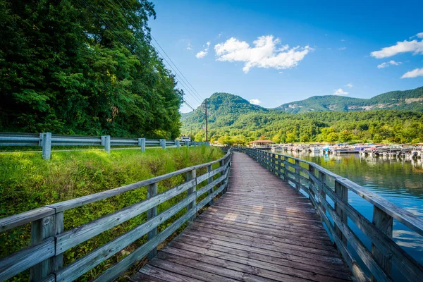 Boardwalk along Lake Lure, in Lake Lure, North Carolina. — Stock Photo, Image