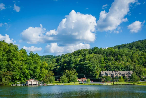 Gebouwen langs Lake Lure, in Lake Lure, North Carolina. — Stockfoto