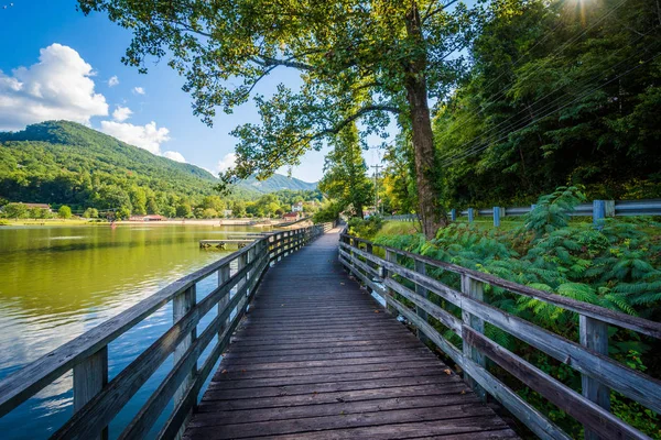 Promenada wzdłuż Lake Lure, w Lake Lure w Karolinie Północnej. — Zdjęcie stockowe