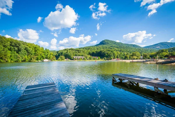 Docks in Lake Lure, in Lake Lure, North Carolina. — Stock Photo, Image