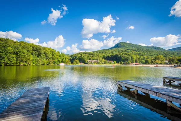 Docks in Lake Lure, in Lake Lure, North Carolina. — Stock Photo, Image