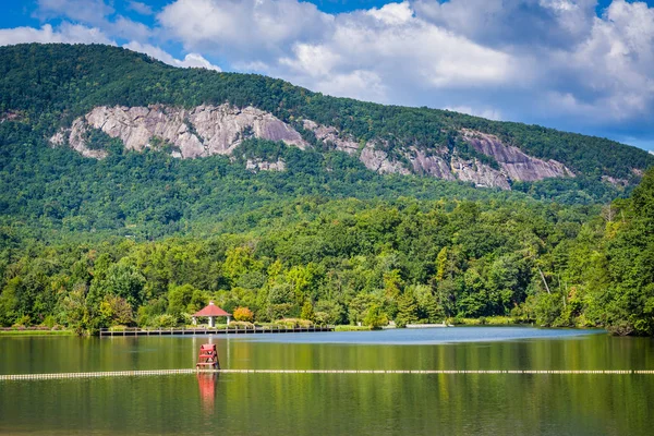 Lake Lure en bergen in Lake Lure, North Carolina. — Stockfoto