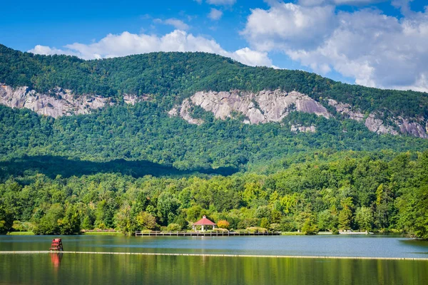 Lake Lure and mountains in Lake Lure, North Carolina. — Stock Photo, Image