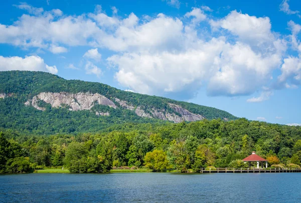 Lake Lure och bergen i Lake Lure, North Carolina. — Stockfoto