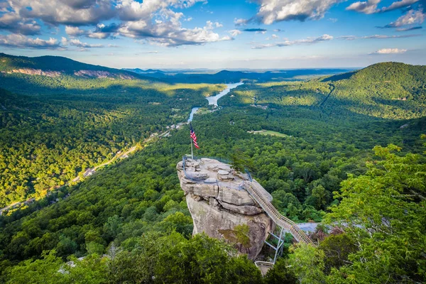 มุมมองของ Chimney Rock และ Lake Lure ที่ Chimney Rock State Park, N — ภาพถ่ายสต็อก