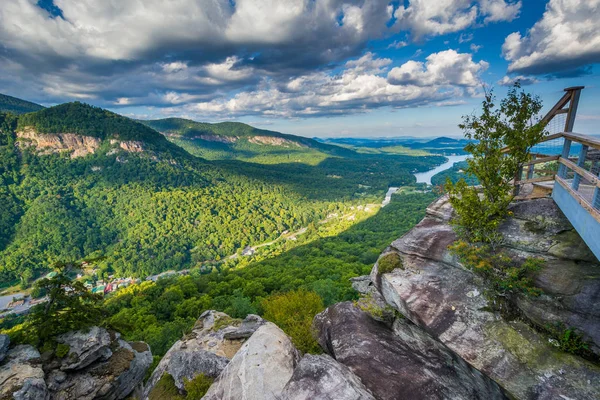 Вид на озеро приманка і навколишні гори від Chimney Rock St — стокове фото