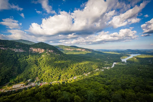 Vista do Lago Lure e montanhas circundantes de Chimney Rock St — Fotografia de Stock