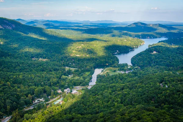 Uitzicht op Lake Lure van Chimney Rock State Park (North Carolina). — Stockfoto