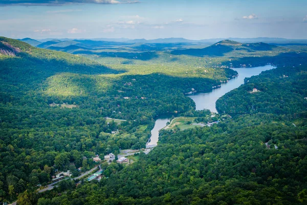 Vista del lago señuelo desde Chimney Rock State Park, Carolina del Norte . — Foto de Stock