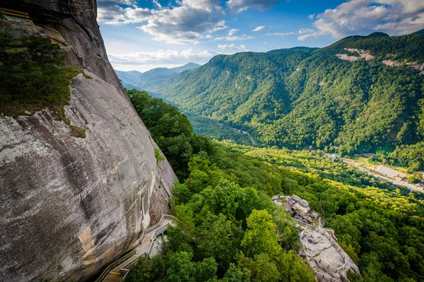 Veduta delle montagne dal Chimney Rock State Park, Carolina del Nord . — Foto Stock