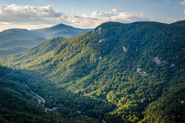 Uitzicht op bergen van Chimney Rock State Park (North Carolina). — Stockfoto