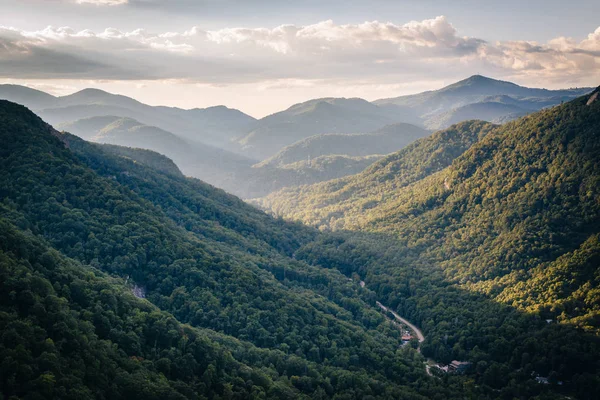 Kilátás nyílik a hegyekre a kémény Rock State Park, Észak-Karolinában. — Stock Fotó