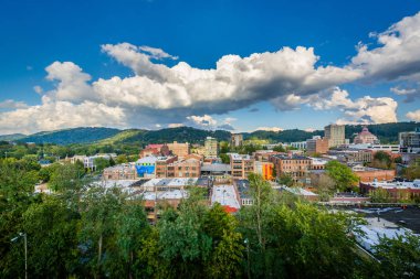 Dağlar ve şehir Asheville, Kuzey araba binalar görünümü