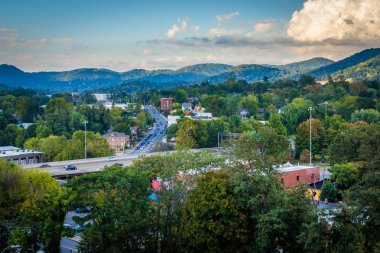 Asheville, North Carolina çevreleyen dağların görünümü.