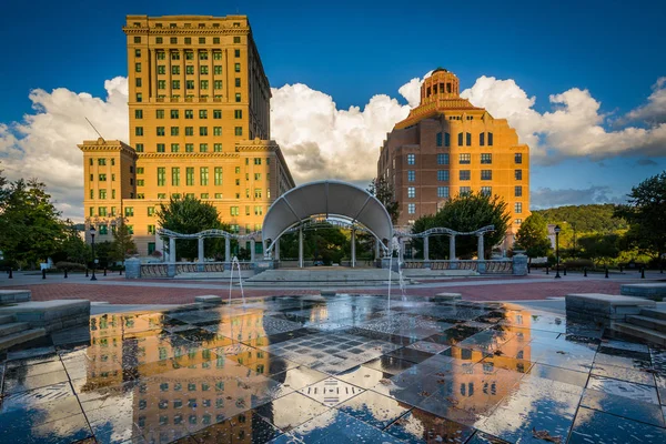 Fountains and buildings at Pack Square Park, in downtown Ashevil — Stock Photo, Image