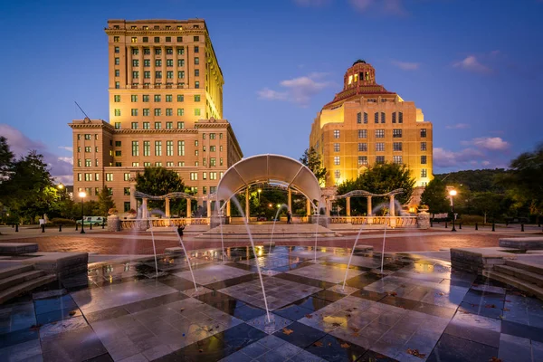 Fountains and buildings at night, at Pack Square Park, in downto — Stock Photo, Image