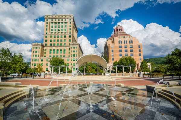 Fountains at Park Square Park and buildings in downtown Ashevill — Stock Photo, Image