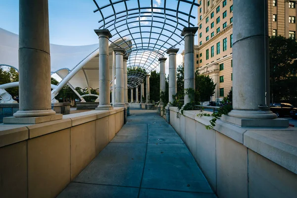 Trellis e passarela no Pack Square Park, no centro de Asheville , — Fotografia de Stock