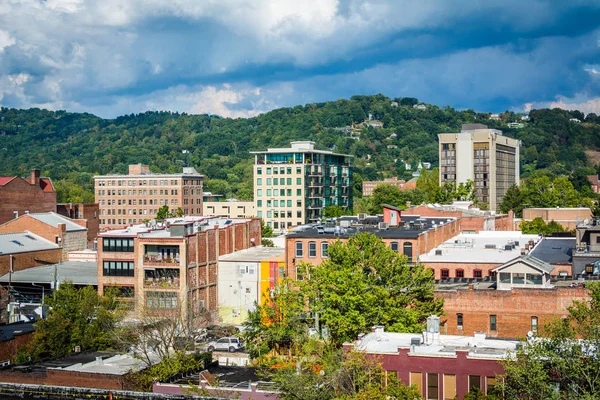 Weergave van gebouwen in de binnenstad en de stad Bergen, in Asheville, N — Stockfoto