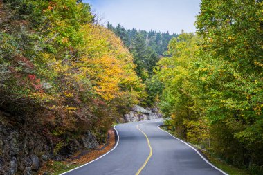 Büyükbaba Dağı, kuzeye giden yol boyunca erken sonbahar renk