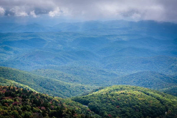 Bewolkt uitzicht van de Blue Ridge Mountains van grootvader Mountai — Stockfoto