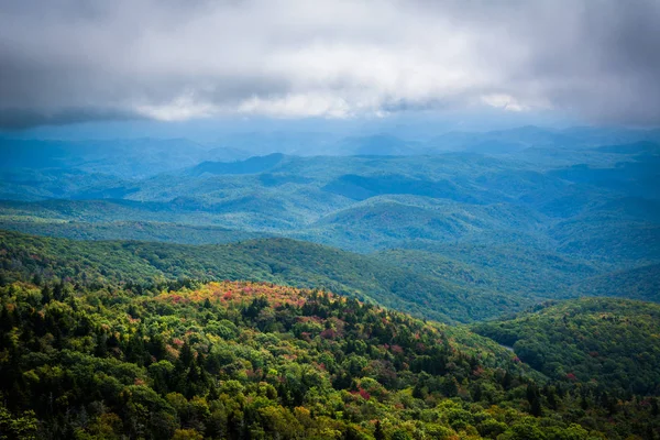 Pochmurny widok Blue Ridge Mountains od dziadka Mountai — Zdjęcie stockowe