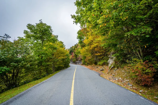 Early autumn color along the road to Grandfather Mountain, North — Stock Photo, Image