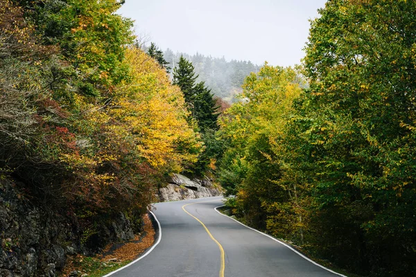 早期的秋天颜色沿大路向祖父山，北 — 图库照片