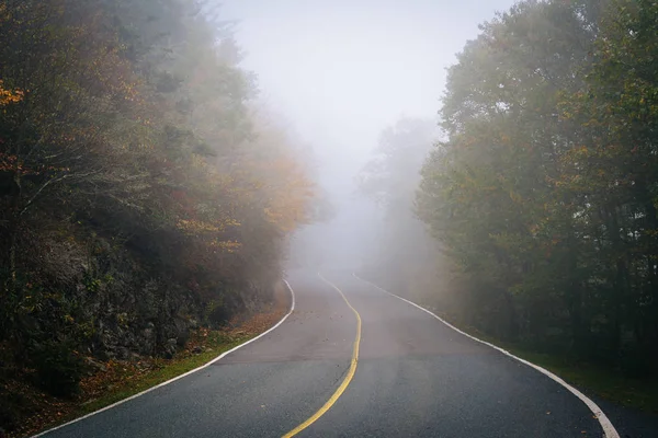 Πρόωρη χρώμα το φθινόπωρο και την ομίχλη στο δρόμο προς το βουνό ο παππούς, — Φωτογραφία Αρχείου