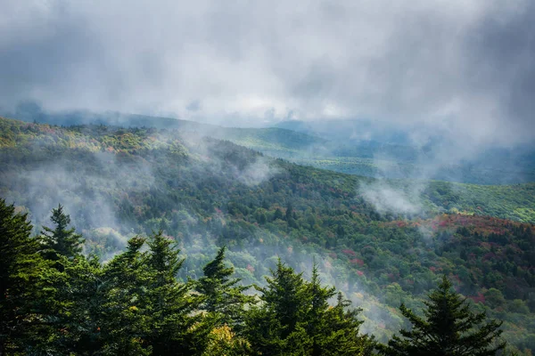 Mlhavo pohled na Blue Ridge Mountains z dědeček hory — Stock fotografie