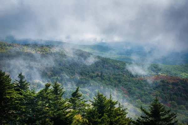 Vista nebulosa das Montanhas Blue Ridge da Montanha do Avô — Fotografia de Stock