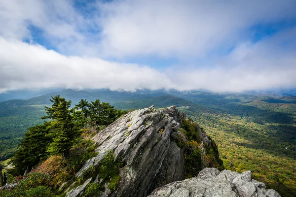 Rocky outcrop and view of the Blue Ridge Mountains, at Grandfath — Stock Photo, Image