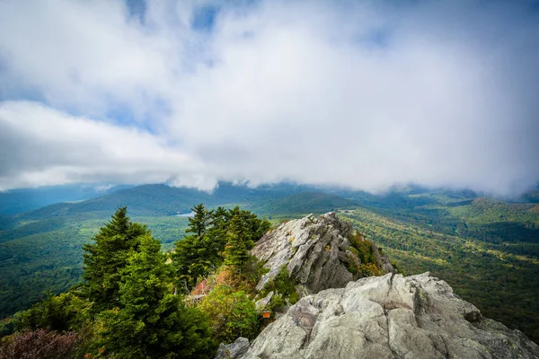 Felsvorsprung und Blick auf die blauen Kammberge, am Grandfath — Stockfoto