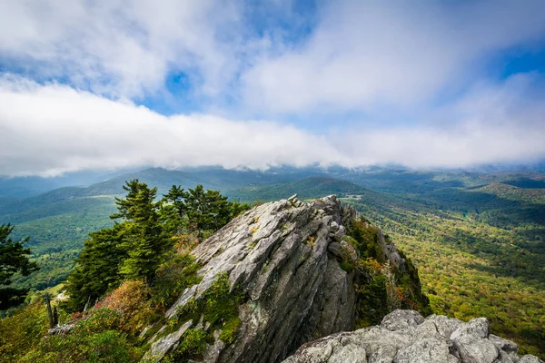 Afloramento rochoso e vista das Montanhas Blue Ridge, em Grandfath — Fotografia de Stock